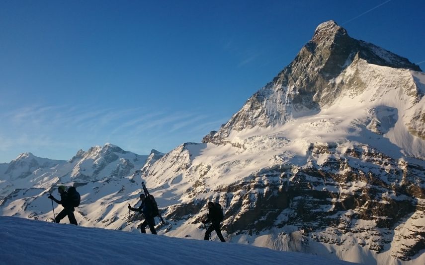 Partir pour plusieurs jours en haute-route, traverser les vallées de cabane en cabane.